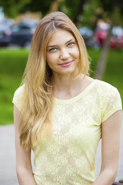 美しい金髪の若い女性の肖像画をクローズ アップ — ストック写真