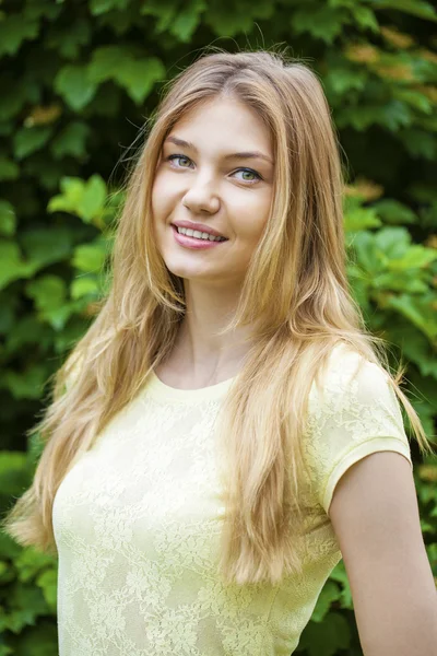 Porträt einer jungen schönen blonden Frau in Nahaufnahme — Stockfoto