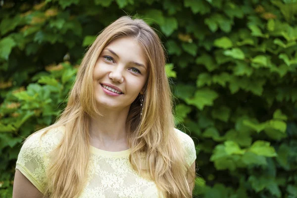 Retrato de cerca de la joven hermosa mujer rubia — Foto de Stock