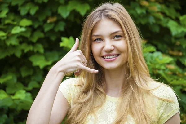 Mooie vrouw bellen me gebaar — Stockfoto