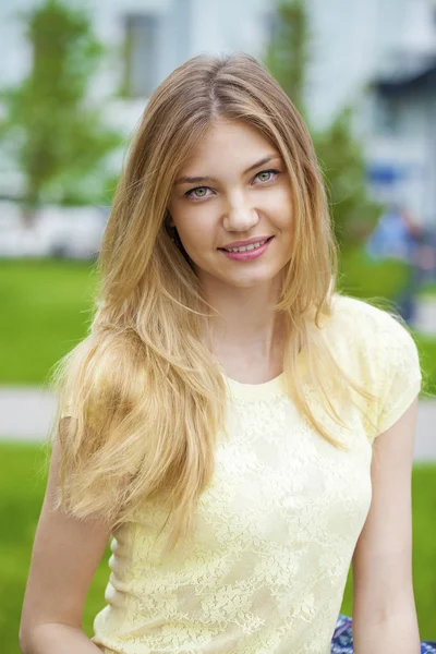 美しい金髪の若い女性の肖像画をクローズ アップ — ストック写真