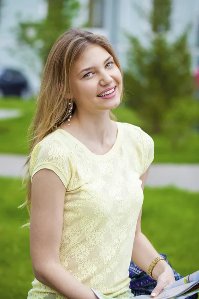 Porträt einer jungen schönen blonden Frau in Nahaufnahme — Stockfoto