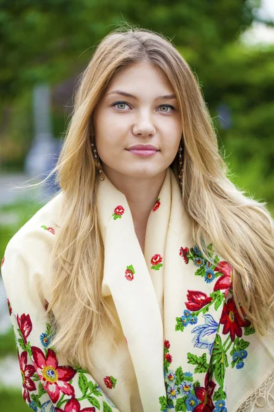 Mujer rusa en la bufanda nacional con estampado —  Fotos de Stock