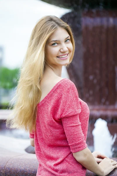 Portret z bliska młode piękne kobiety blondynka — Zdjęcie stockowe