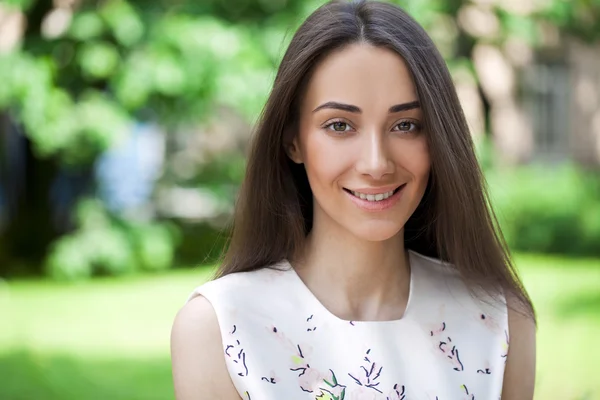 Retrato de bela jovem mulher feliz — Fotografia de Stock