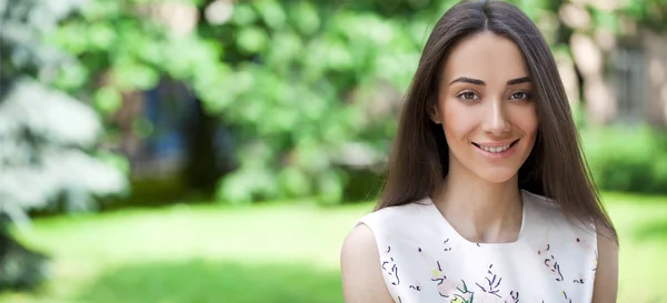 Portrait of beautiful young happy woman — Stock Photo, Image