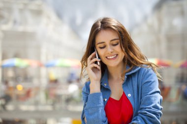 Dükkanda telefonla arıyor genç esmer kadın