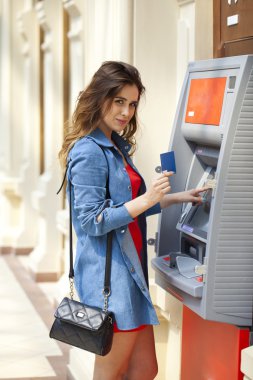 Atm de kredi kartından para çekme mutlu esmer kadın 