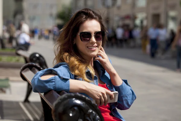 Jeune femme brune appelant par téléphone — Photo