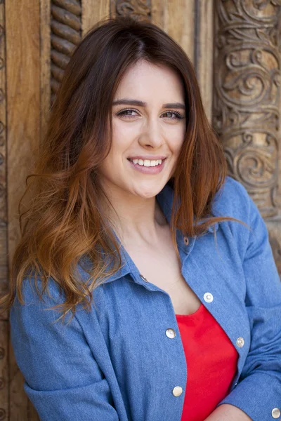 Retrato de mujer hermosa al aire libre — Foto de Stock