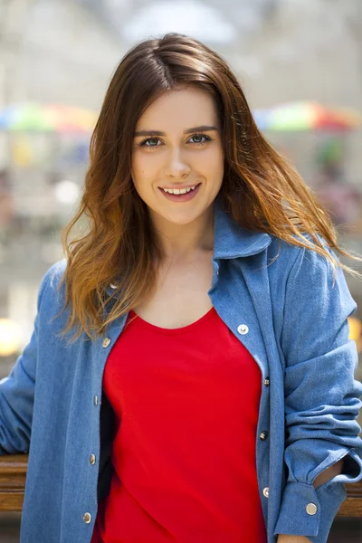 Retrato close-up de jovem bela menina morena — Fotografia de Stock