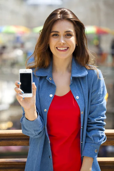 Giovane bella ragazza che mostra lo schermo del tuo smartphone — Foto Stock