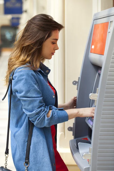 Atm de kredi kartından para çekme mutlu esmer kadın 