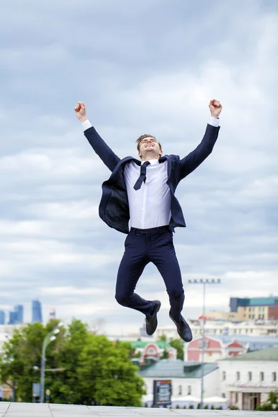 Porträt eines fröhlichen Geschäftsmannes — Stockfoto