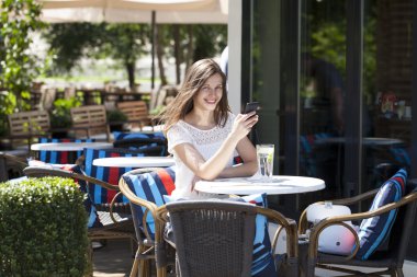 Bir kadın bir içkiyle rahatlatıcı