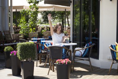 Bir kadın bir içkiyle rahatlatıcı