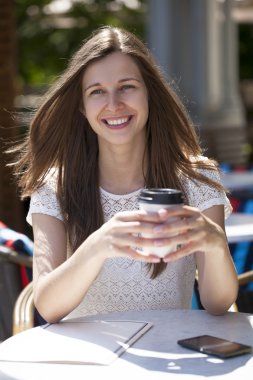 Bir kadın ile kahve içmek rahatlatıcı