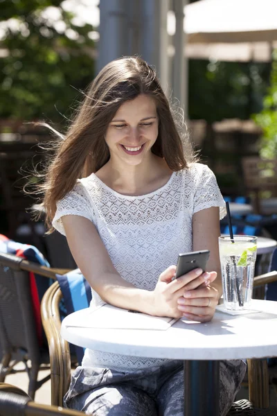 Une femme se relaxant avec un verre — Photo