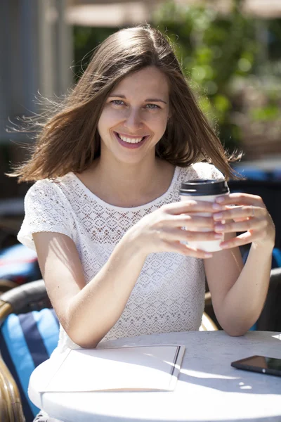 En kvinna avkopplande med en dricka kaffe — Stockfoto