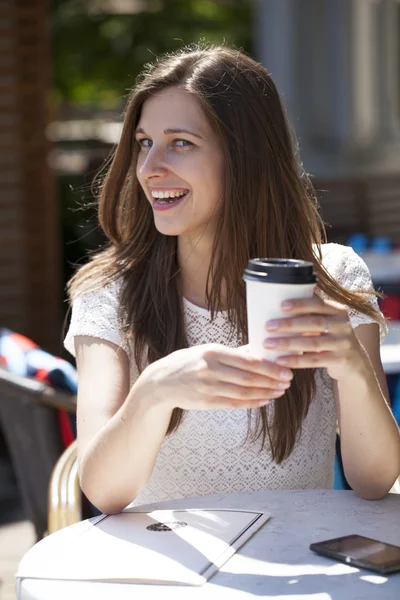 Una donna che si rilassa con un drink — Foto Stock