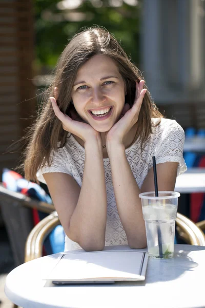 Une femme se relaxant avec un verre — Photo