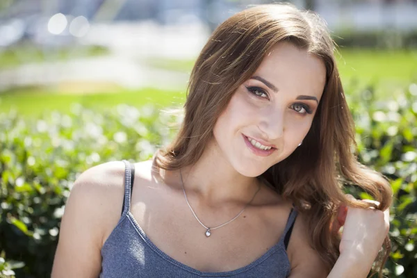 Close-up portret van een gelukkige jonge vrouw glimlachen — Stockfoto