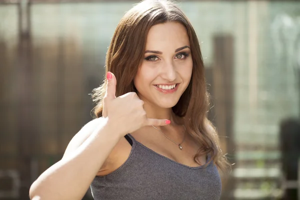 Hermosa mujer haciendo un gesto de llamarme — Foto de Stock