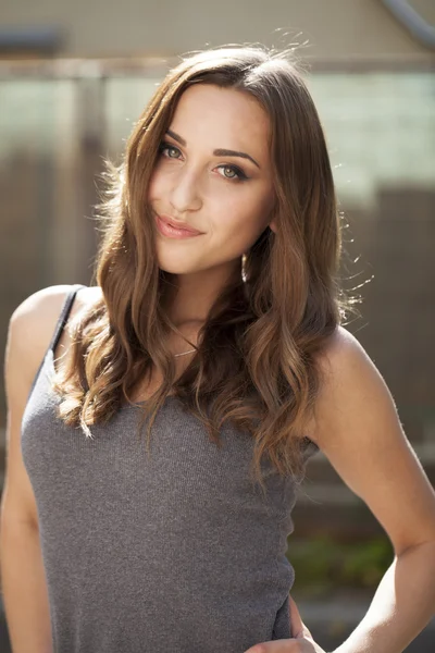 Retrato de close-up de uma jovem mulher feliz sorrindo — Fotografia de Stock