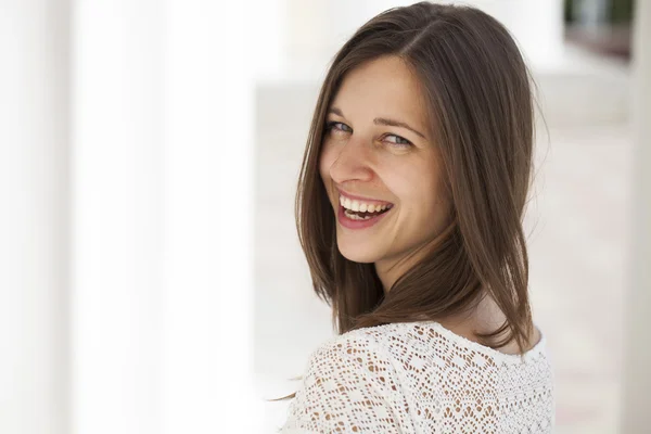 Close-up portret van een gelukkige jonge vrouw glimlachen — Stockfoto