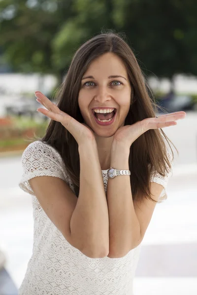 Närbild porträtt av en glad ung kvinna ler — Stockfoto