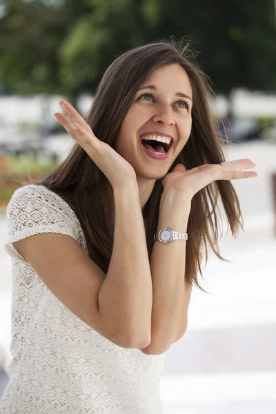 Nahaufnahme Porträt einer glücklichen jungen Frau, die lächelt — Stockfoto