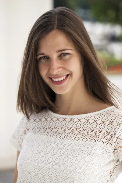 Primo piano ritratto di una giovane donna felice sorridente — Foto Stock