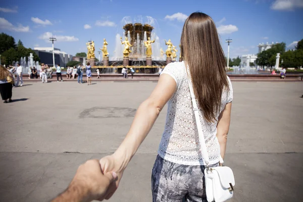 Sigam-me. Jovem menina feliz puxa a mão caras — Fotografia de Stock