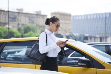 genç güzel iş kadını ile telefon