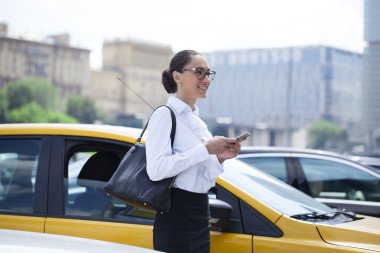 genç güzel iş kadını ile telefon