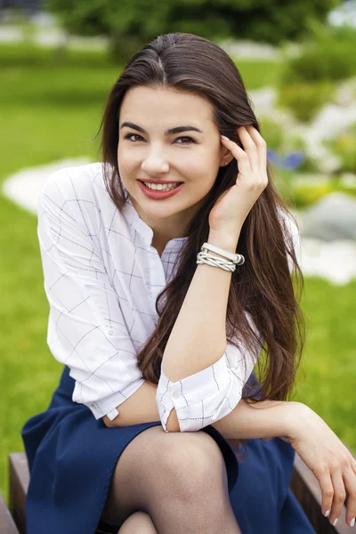 Retrato de bela jovem mulher feliz — Fotografia de Stock