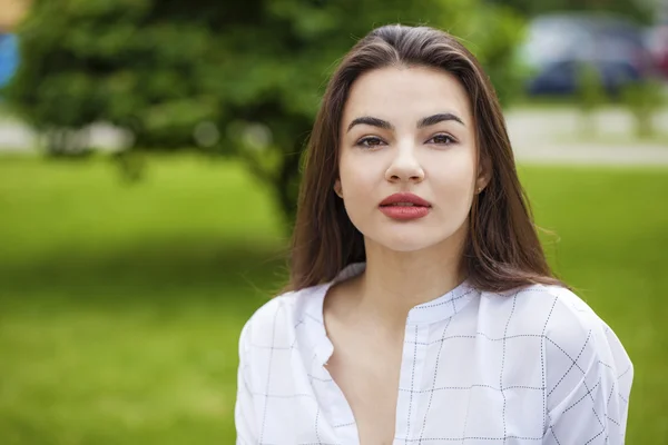 Portrait close up of young beautiful brunette woman — Stock Photo, Image