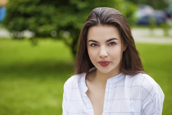 Portrait close up of young beautiful brunette woman — Stock Photo, Image