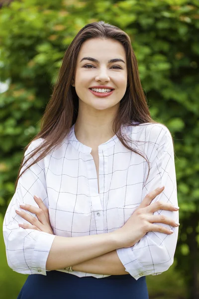 Porträtt av vacker ung glad kvinna — Stockfoto