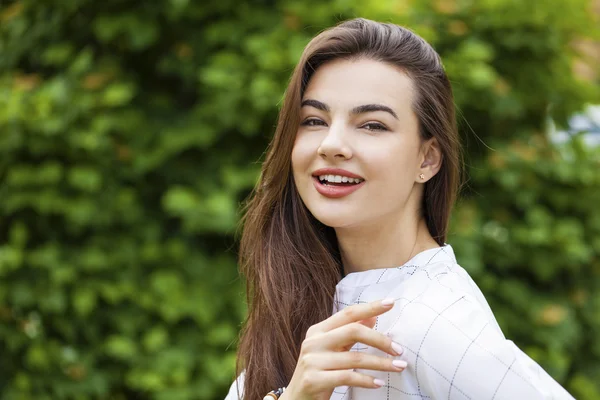 Porträt einer schönen jungen glücklichen Frau — Stockfoto