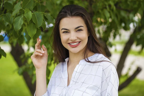 Porträt einer schönen jungen glücklichen Frau — Stockfoto