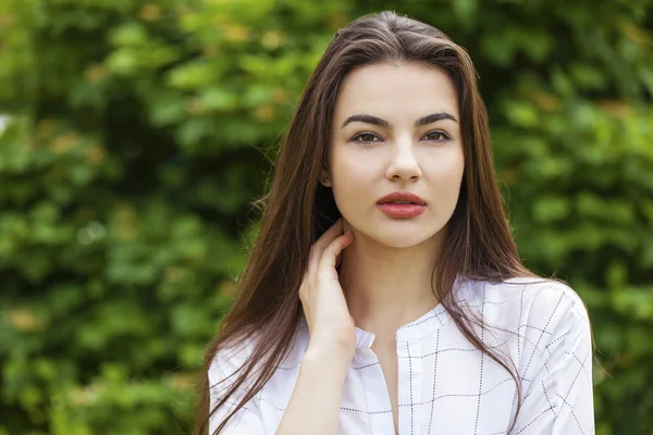 Porträt aus nächster Nähe von jungen schönen brünetten Frau — Stockfoto