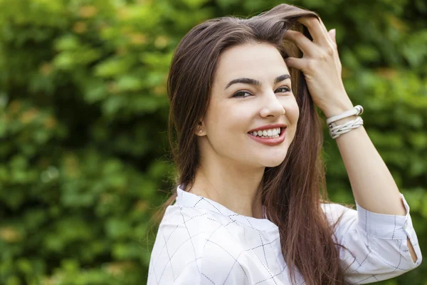 Portret van mooie jonge gelukkig vrouw — Stockfoto