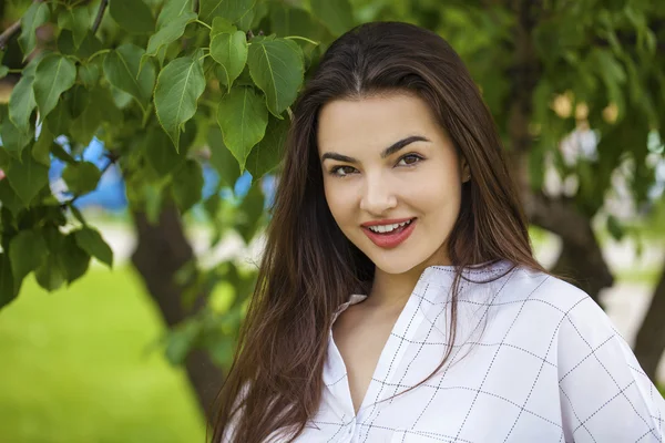 Porträtt av vacker ung glad kvinna — Stockfoto