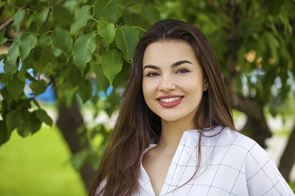 Retrato de bela jovem mulher feliz — Fotografia de Stock