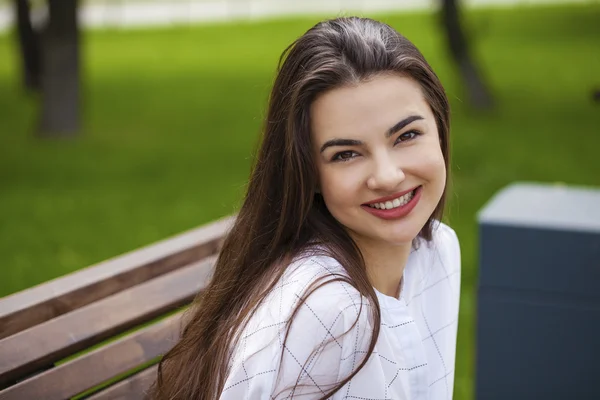 Porträtt av vacker ung glad kvinna — Stockfoto