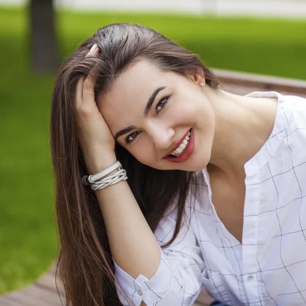 아름 다운 젊은 행복 한 여자의 초상화 — 스톡 사진