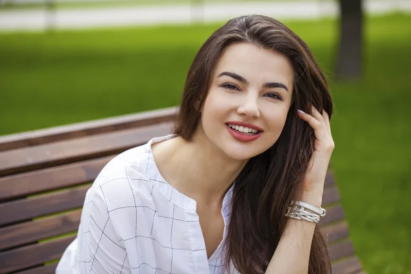 Retrato de hermosa joven feliz mujer — Foto de Stock