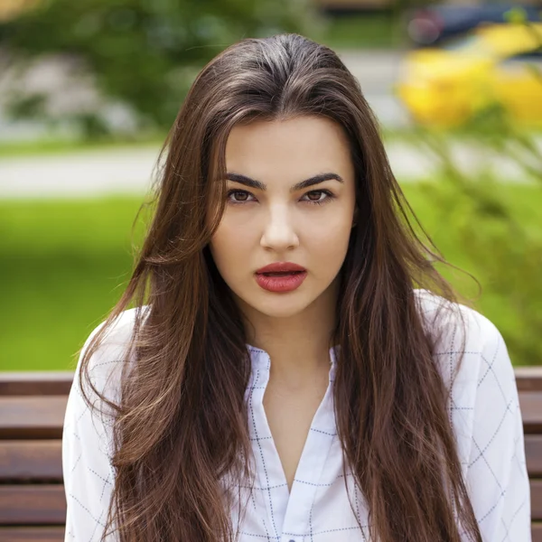 Porträtt på nära håll av unga vackra brunett kvinna — Stockfoto