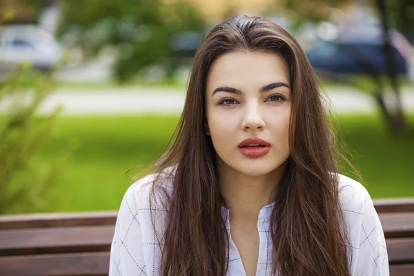 Close-up portret van een gelukkige jonge vrouw glimlachen — Stockfoto